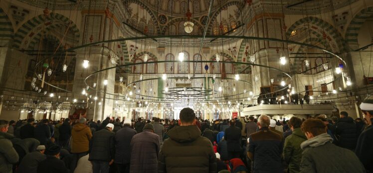 Miraç Kandili’nde İstanbul'daki camilerde depremde hayatını kaybedenler için dua edildi
