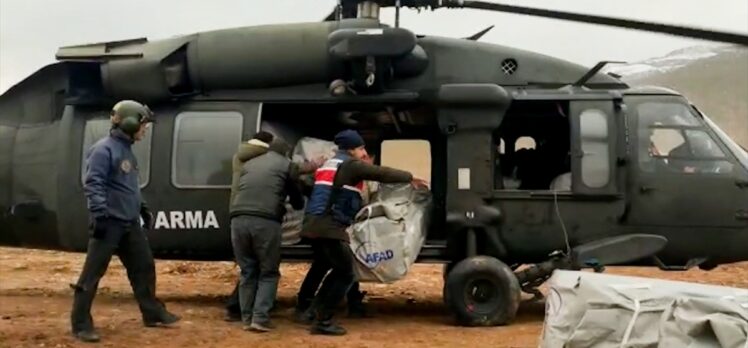 Gaziantep'in 532 köyündeki depremzedelere jandarma helikopterleriyle yardım malzemesi ulaştırıldı