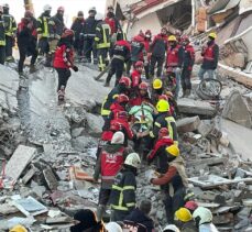 Gaziantep'te 2 kişi depremden 76 saat sonra enkazdan kurtarıldı