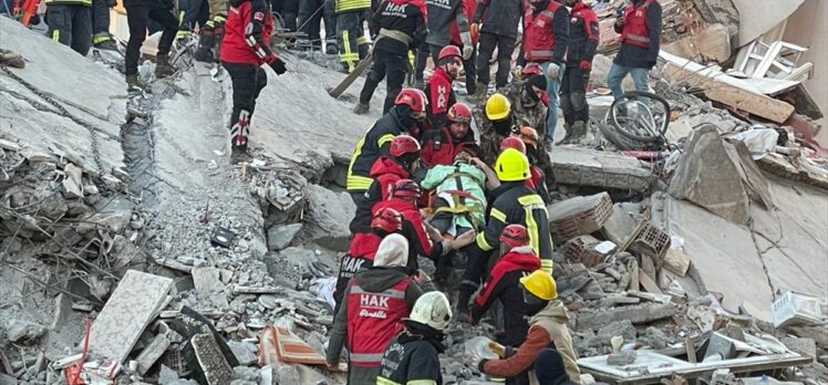 Gaziantep'te 2 kişi depremden 76 saat sonra enkazdan kurtarıldı