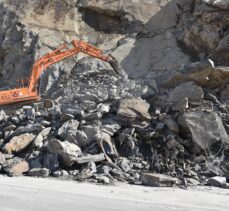 Hakkari'de kara yoluna düşen kaya parçalarının kaldırılması için çalışmalar sürüyor