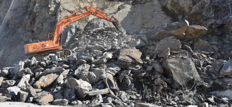 Hakkari'de kara yoluna düşen kaya parçalarının kaldırılması için çalışmalar sürüyor
