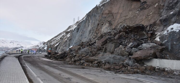 Hakkari'de kaya parçaları nedeniyle kapanan kara yolu açıldı