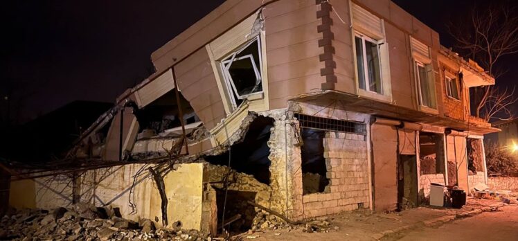 Hatay merkezli depremde Osmaniye'de boşaltılan 2 katlı binanın bir bölümü yıkıldı