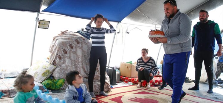Hatay'da çadır kentte kalan çocuğun doğum günü pastası Kayseri'den geldi
