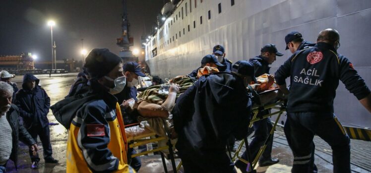 Hatay'da depremde yaralananlar TCG İskenderun gemisine alınıyor