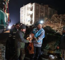 Hatay'da depremden 42 saat sonra 45 yaşındaki kişi enkazdan çıkarıldı