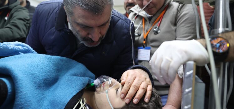 Bakan Koca'dan depremin 260. saatinde enkazdan sağ çıkarılan 14 yaşındaki Osman'a ziyaret