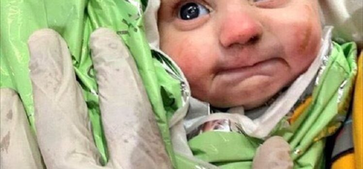Hatay'da enkaz altında kalan bir bebek 128 saat sonra kurtarıldı