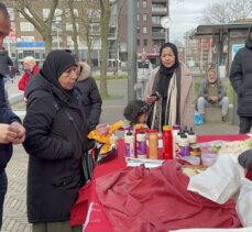 Hollanda'daki Türkler, sattıkları yemeklerin gelirini depremzedelere gönderiyor