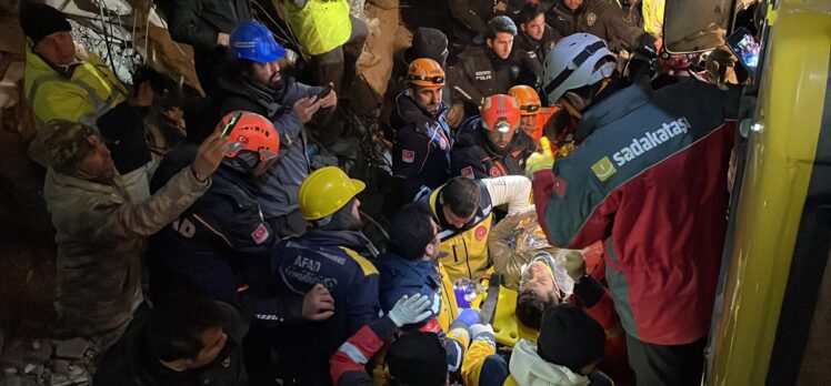İslahiye'de bir kişi depremin 113. saatinde enkazdan kurtarıldı