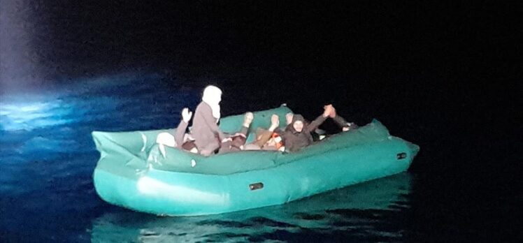 İzmir açıklarında 16 düzensiz göçmen kurtarıldı