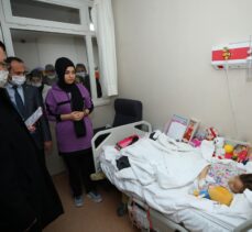 İzmir Valisi Köşger, kente getirilen yaralı depremzedeleri ziyaret etti