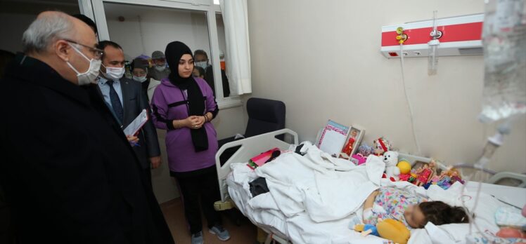 İzmir Valisi Köşger, kente getirilen yaralı depremzedeleri ziyaret etti