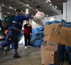 İzmir'den deprem bölgesine yardım malzemesi sevkiyatı sürüyor