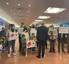 Japonya'da gurbetçiler, Türkiye'den dönen Japon arama kurtarma ekibini alkışlarla karşıladı