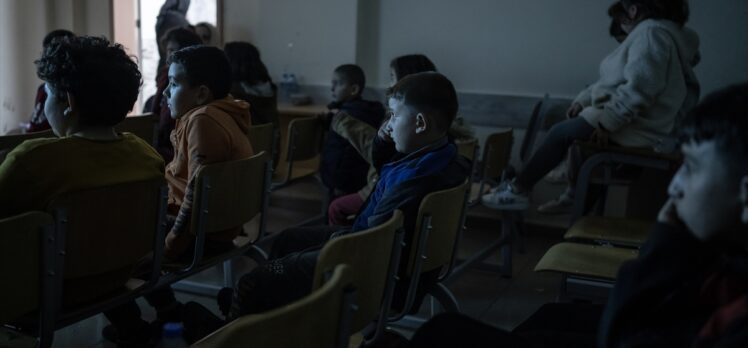 Kahramanmaraş'ta depremzede çocuklar çizgi film izleyerek moral buldu