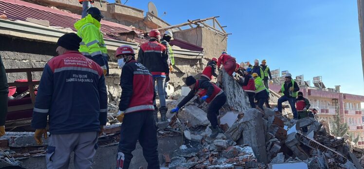 Kahramanmaraş'ta enkaz altında kalan kadın, 58 saat sonra kurtarıldı