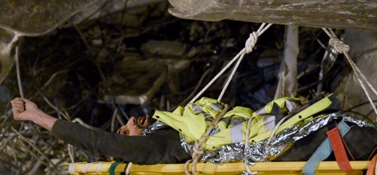 Kahramanmaraş'ta enkaz altından bir kişi 140 saat sonra kurtarıldı