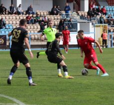 Karabük İdman Yurdu ile Zonguldak Kömürspor, depremzedeler yararına oynanan maçta karşılaştı