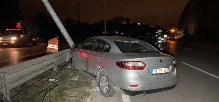 Karabük'te aydınlatma direğine çarpan otomobildeki 5 kişi yaralandı