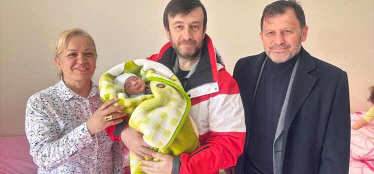 Kayseri'de depremzede annelerin dünyaya getirdiği bebeklerine altın hediye edildi