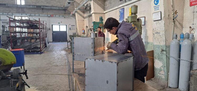 Kayseri'de meslek liselerinde depremzedeler için soba üretildi