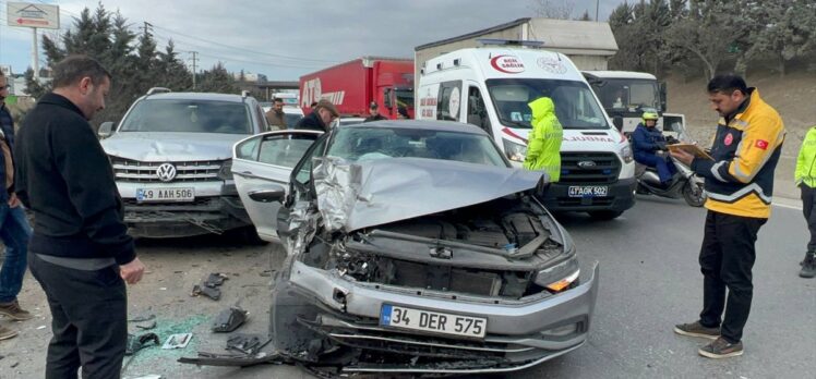 Kocaeli'de 3 aracın karıştığı zincirleme trafik kazasında 2 kişi yaralandı