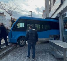 Kocaeli'de park halindeyken el freni boşalan minibüs iş yerine çarptı