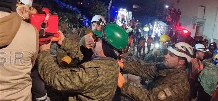 Kosovalı ekipler, enkaz altında kalan iki kişiyi 162 saat sonra kurtardı