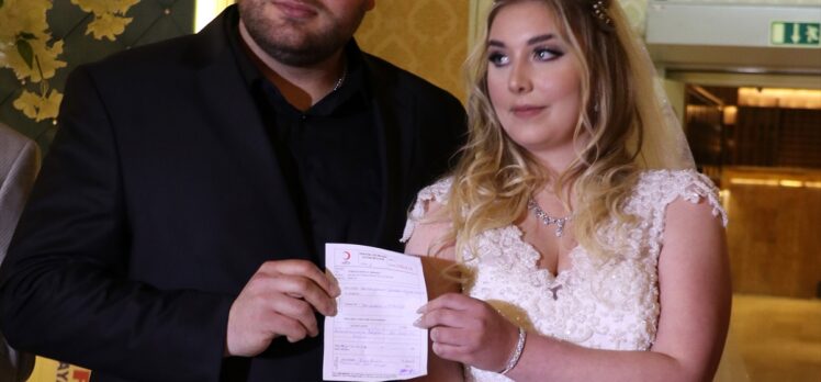 Manisa'da evlenen çift, düğün takılarını depremzedelere bağışladı
