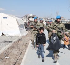 Mehmetçik, deprem bölgesindeki emniyet ve asayiş için devriye faaliyetini sürdürüyor
