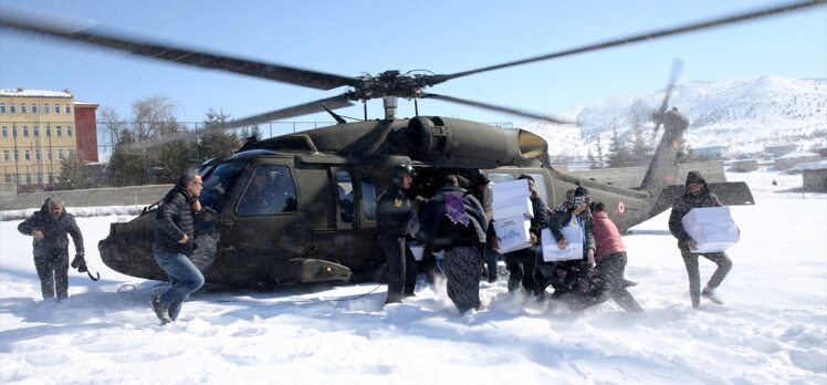 Kahramanmaraşlı depremzedeler kırsala helikopterle erzak taşıyan Mehmetçik'e teşekkür etti