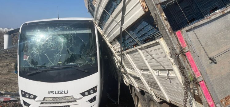 Mersin'de hükümlüleri taşıyan midibüsün kamyonla çarpışması sonucu 23 kişi yaralandı