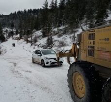 Mersin'de kar nedeniyle araçlarında mahsur kalanlara iş makinesiyle ulaşıldı