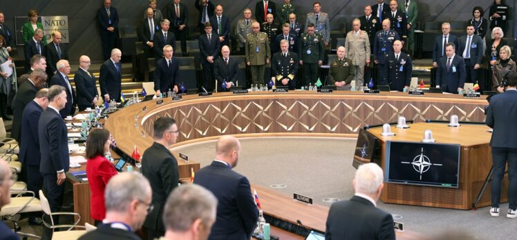 NATO Savunma Bakanları Toplantısı, Türkiye için saygı duruşuyla açıldı