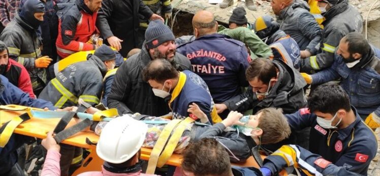 Nizip'te 105 saat sonra biri çocuk 2 kişi kurtarıldı