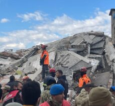 Osmaniye'de depremde hasar gören 2 katlı bina çöktü