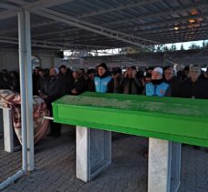 Osmaniye'de, depremde hayatını kaybeden baba ve iki oğlunun cenazeleri defnedildi