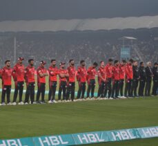 Pakistan'da kriket maçı, depremlerde ölenler için saygı duruşuyla başladı