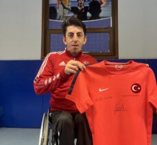 Paralimpik şampiyonu Abdullah Öztürk, formasını depremzedeler için açık artırmaya çıkardı