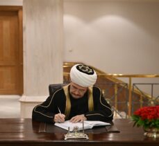 Rusya Müslümanları Dini İdaresi Başkanı Gaynutdin, deprem için açılan taziye defterini imzaladı: