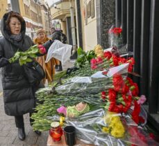 Rusya'da, depremde ölenler için Türkiye'nin Moskova Büyükelçiliğine çiçek bırakıldı