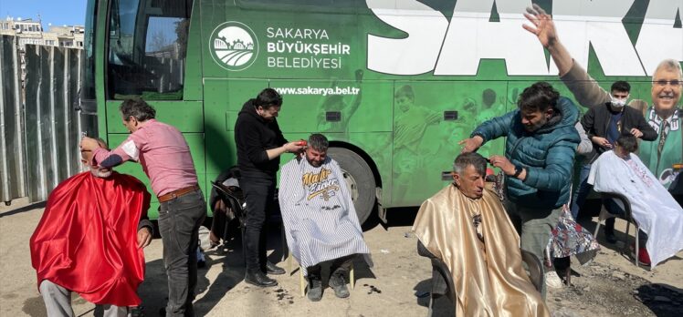 Sakaryalı gönüllü berberler Adıyaman'da  depremzedeleri tıraş ediyor
