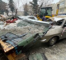 Şanlıurfa'da kar nedeniyle çöken tentenin altında kalan araçlarda hasar oluştu