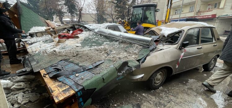 Şanlıurfa'da kar nedeniyle çöken tentenin altında kalan araçlarda hasar oluştu