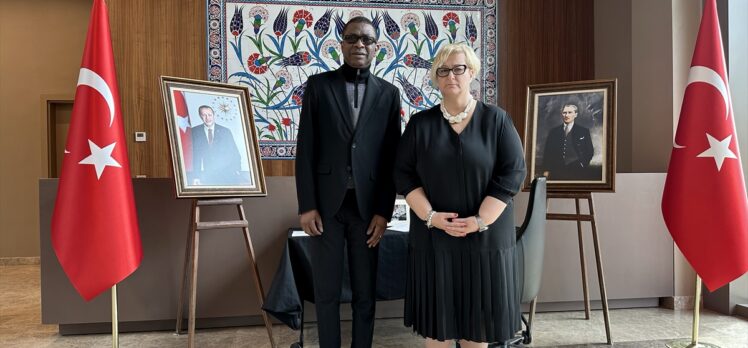 Senegalli sanatçı Ndour'dan Türkiye'nin Dakar Büyükelçiliğine taziye ziyareti