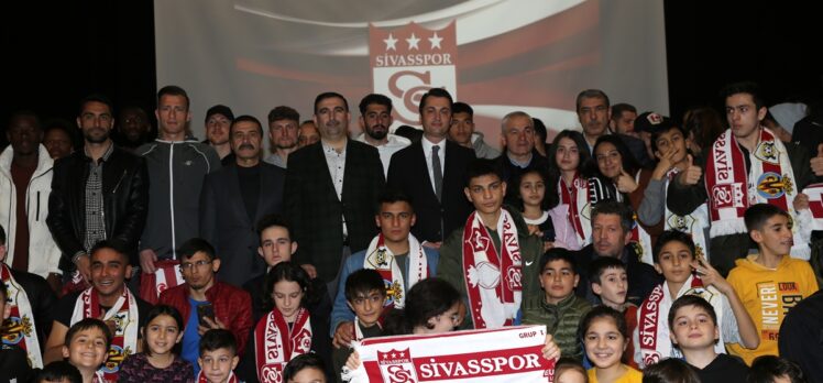 Sivasspor Teknik Direktörü Çalımbay ve futbolcular, depremzede çocuklarla buluştu
