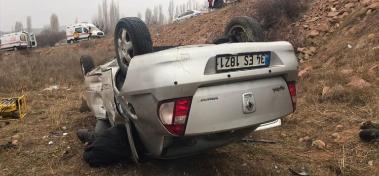 Sivas'ta devrilen otomobildeki 3 kişi öldü, 1 kişi yaralandı