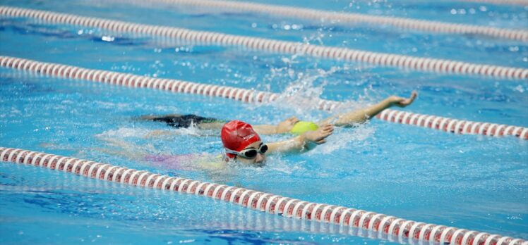Sosyal hayata adapte olmak için yüzmeye başlayıp sporcu oldular